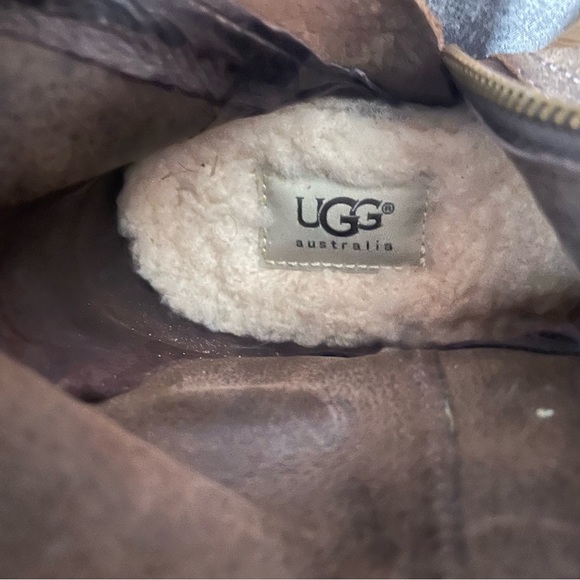 Ugg Distressed Leather Roding Boots - Picture 5 of 5